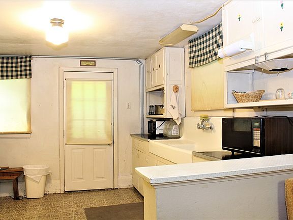 3rd image of 51 Slaughterhouse Hollow Dr