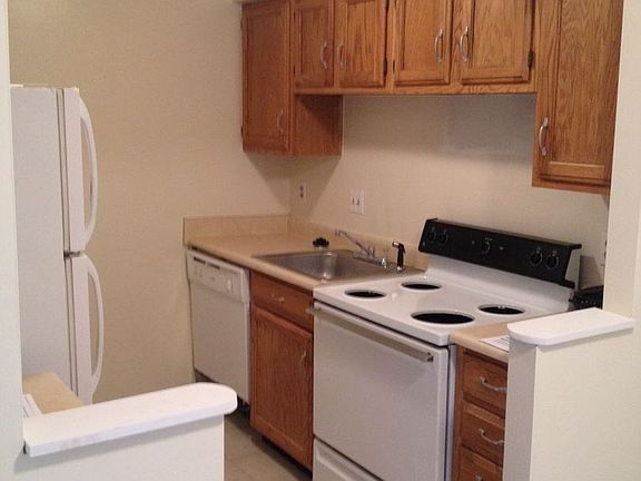 3rd image of 1002 Parkvale Ct APT 3
