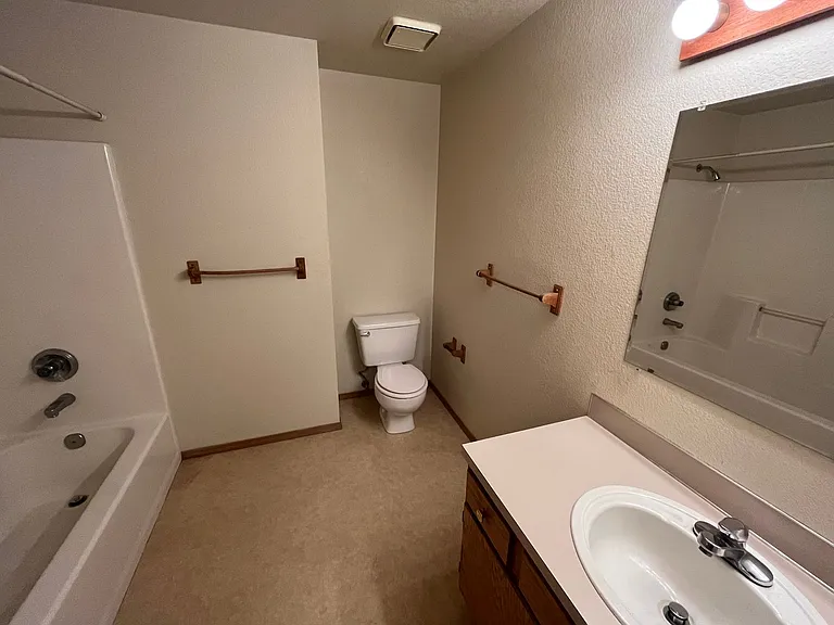 565 NE Norton Ave — Photo 9