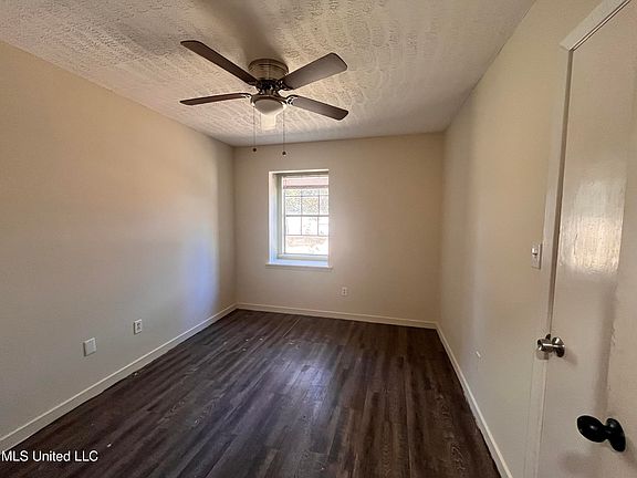 5th image of 143 Waywood Dr