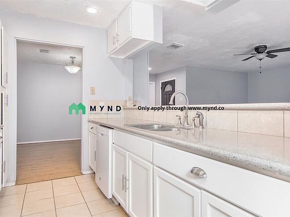 3rd image of 1015 Western Hills Dr