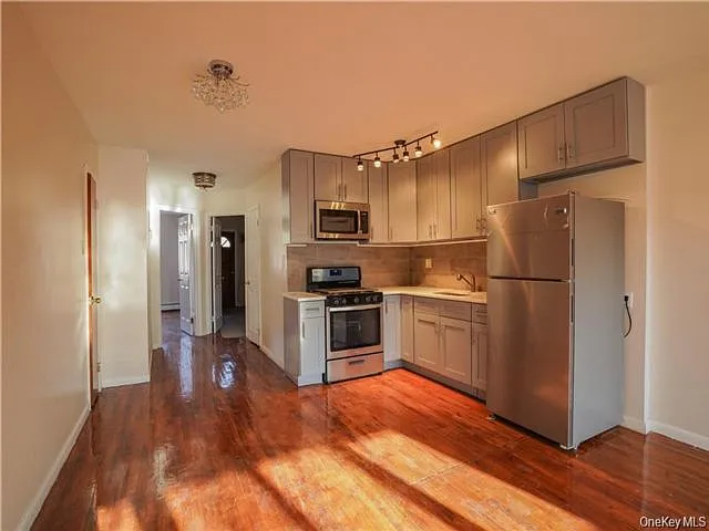 3 bed, 2.0 bath, 1000 sqft, $3,811 — Photo 3