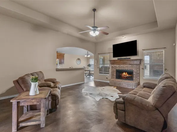 1220 Eagle Lake Dr, Azle, TX 76020