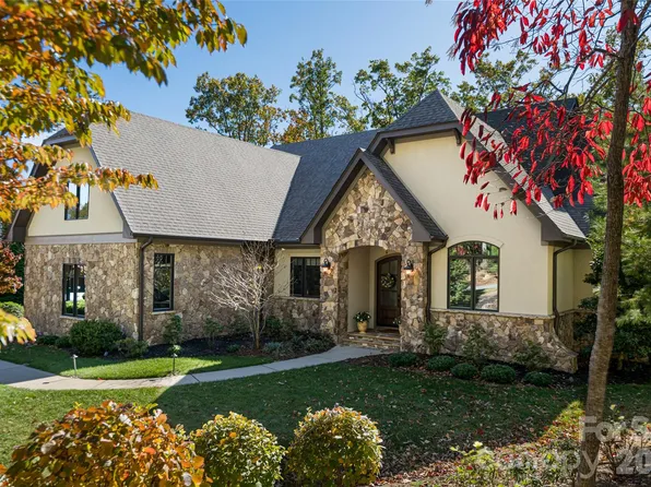 25 Cherokee Orchard Ct, Fairview, NC 28730