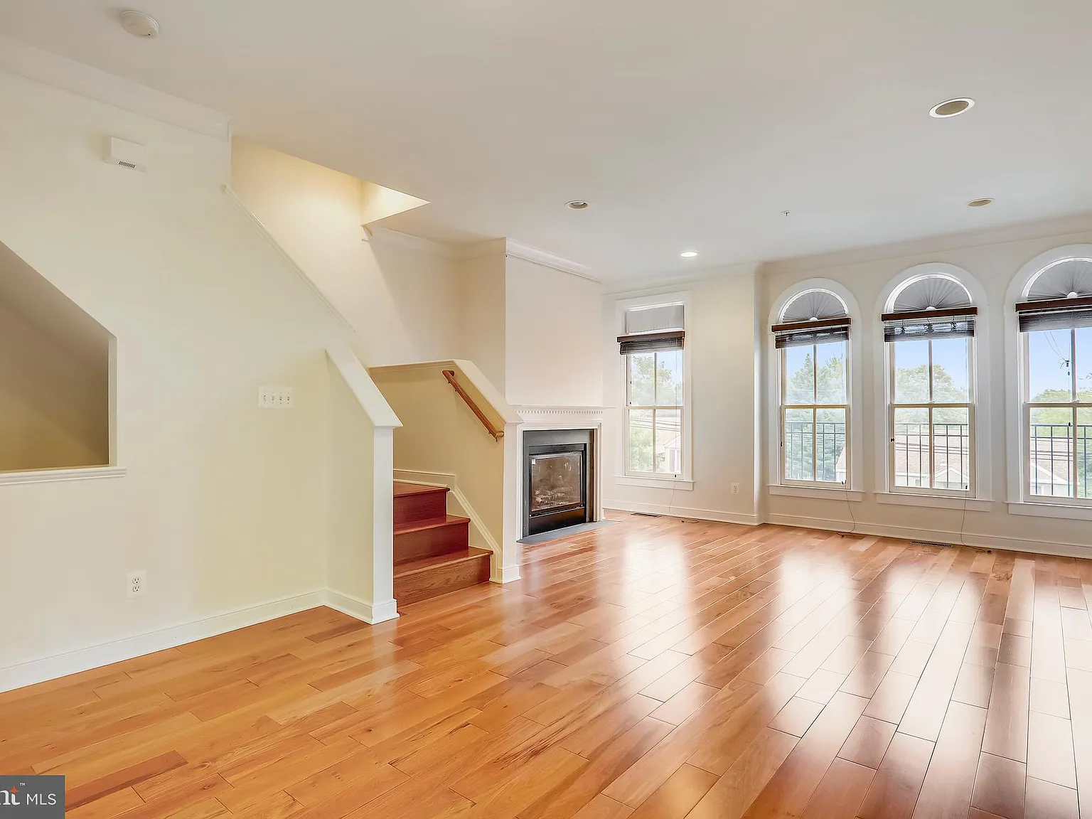 3 bed, 3.5 bath, 1982 sqft, $3,500 — Photo 3