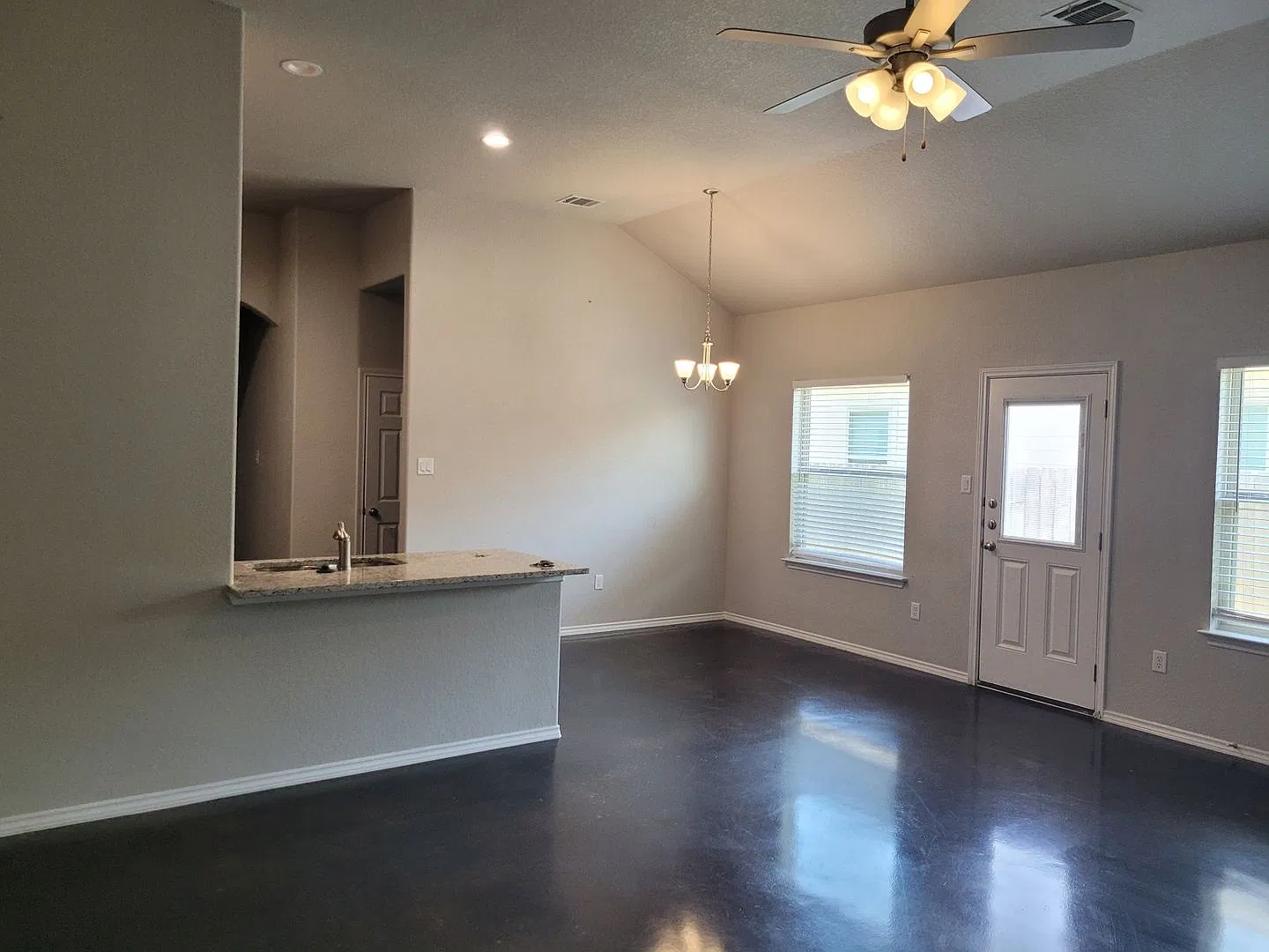 3/2 Seguin Duplex — Photo 4