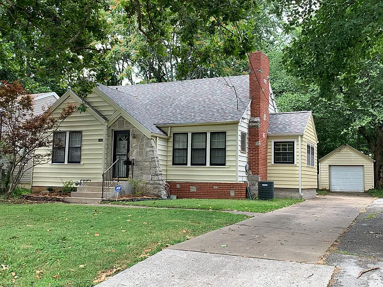 1337 E Monroe St — Photo 1