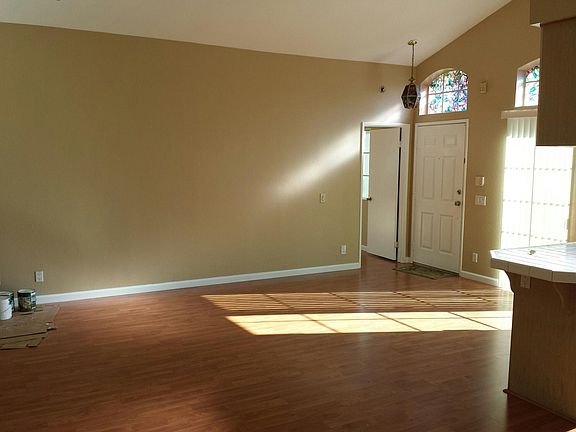 4th image of 1560 Smythe Ave