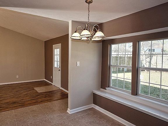 3rd image of 619 Stonewall Dr