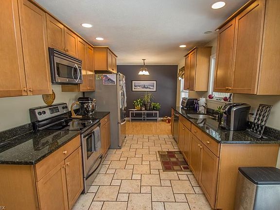 3rd image of 15622 Creekwood Ln
