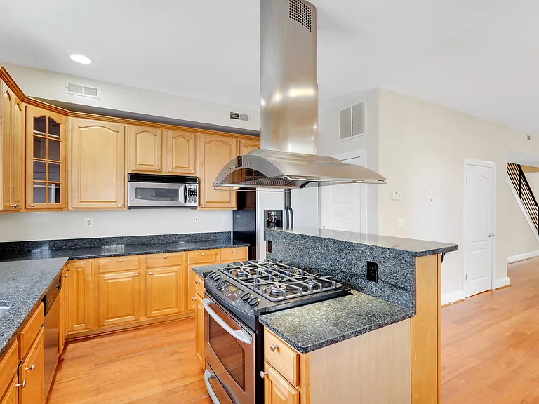 1809 4th St NW #1 — Photo 1