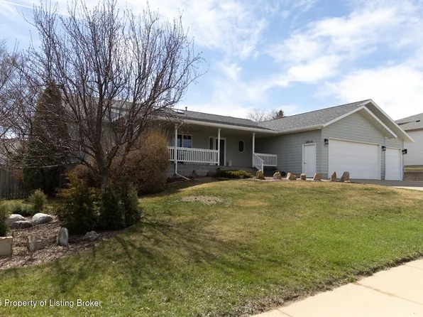 2173 6th St W, Dickinson, ND 58601