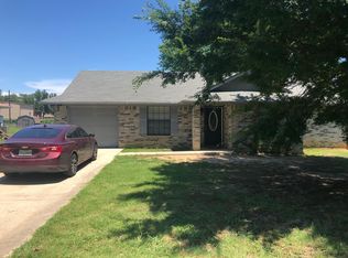 704 Arledge St, Azle, TX 76020