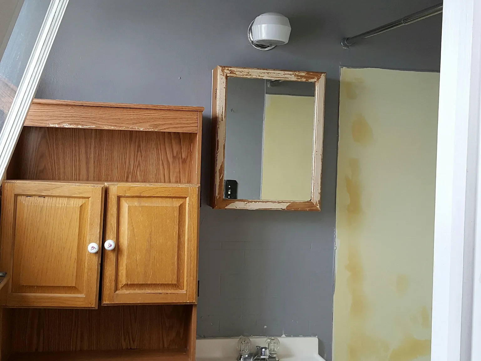 1 Bed and 1 Bath Upstairs Apartment in Downtown. — Photo 4