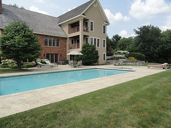 4th image of 850 Willow Dr N
