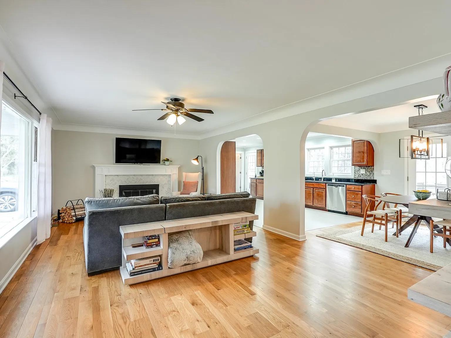 3 bed, 1392 sqft, $4,250 — Photo 3