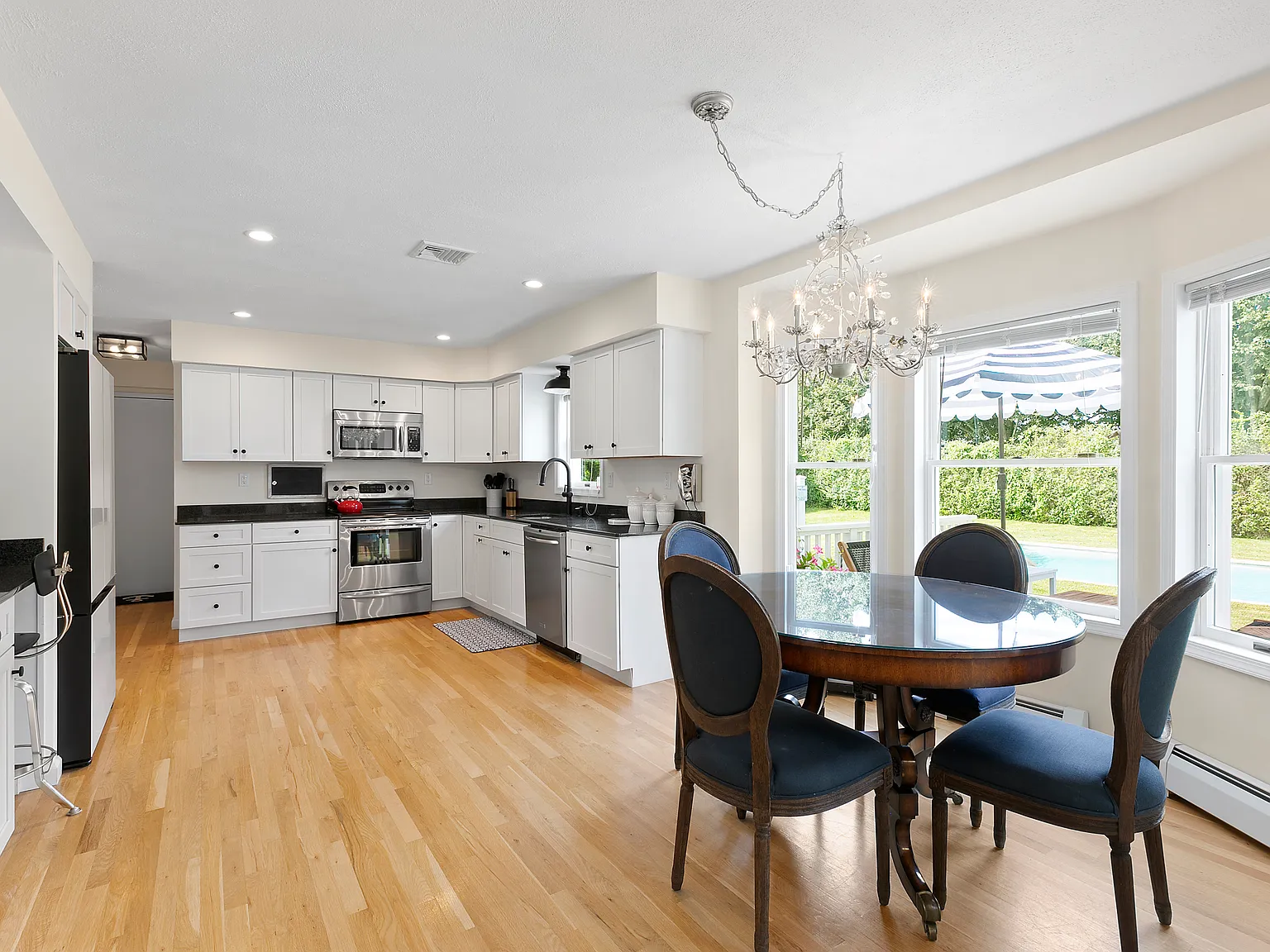 Serene Summer Retreat in Water Mill! — Photo 3