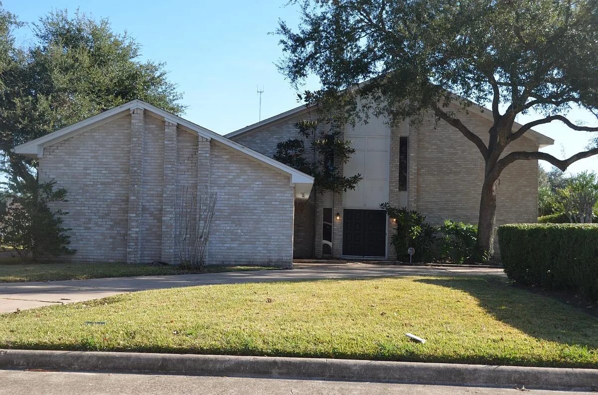 3915 Panorama Drive — Photo 1