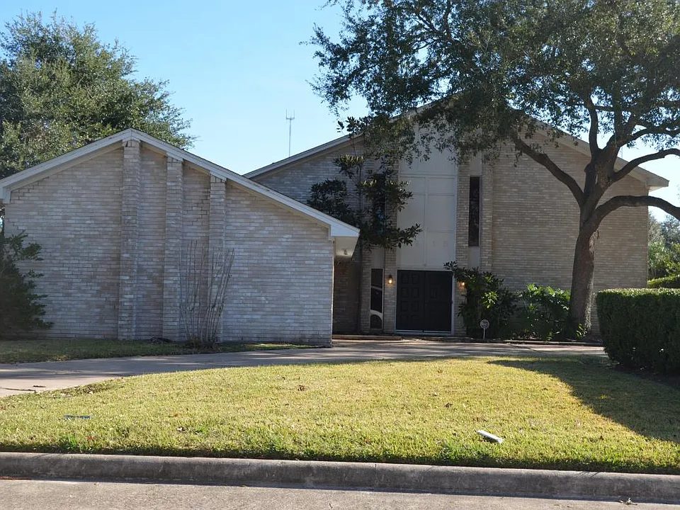 3915 Panorama Dr