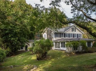 1 Bird Hill Rd, Tomkins Cove, NY 10986