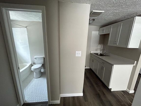 4th image of 3012 W 14th St #306