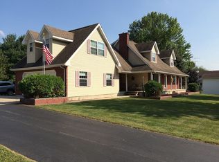 1660 Hill Dr, Dixon, IL 61021