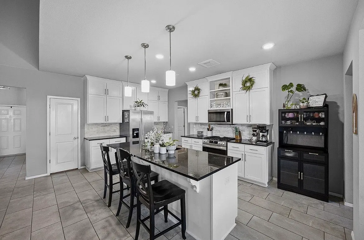 4 bed, 2.5 bath, 1967 sqft, $2,375 — Photo 4
