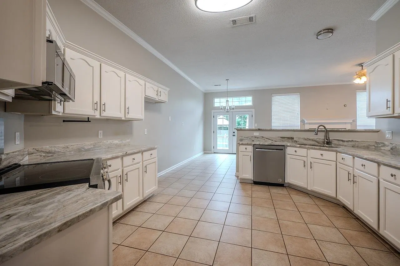 5 bed, 3.0 bath, 2839 sqft, $2,400 — Photo 2