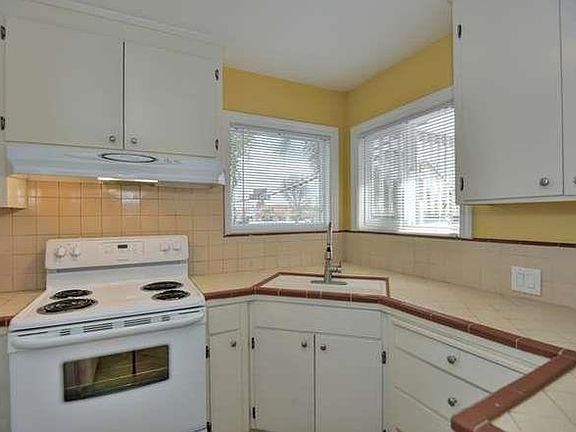 4th image of 4545 Moorpark Ave