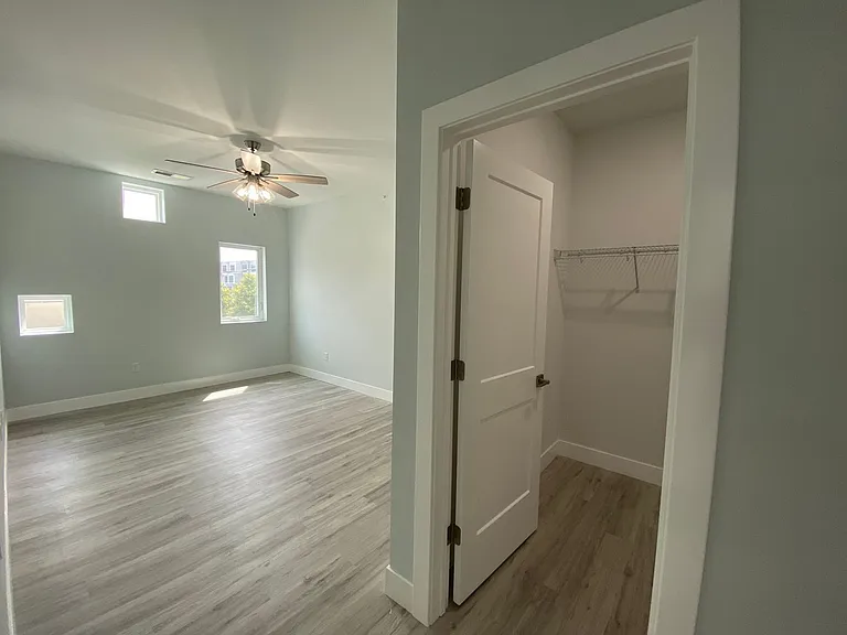 132 E University Ave — Photo 16