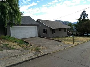 667 NE Casper St, Roseburg, OR
