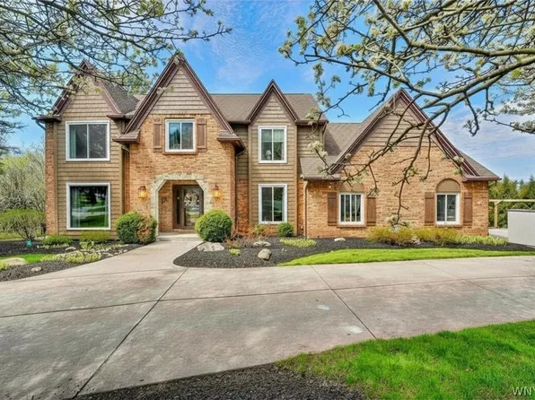 12 Fox Chapel Dr, Orchard Park, NY 14127