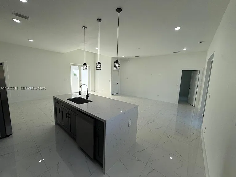 1121 Florence St E — Photo 16