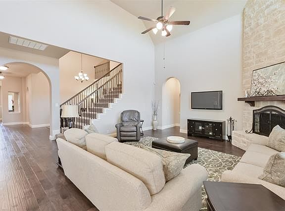 4th image of 929 Yarwood Way