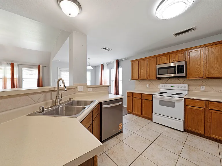 2105 Arthur St — Photo 9