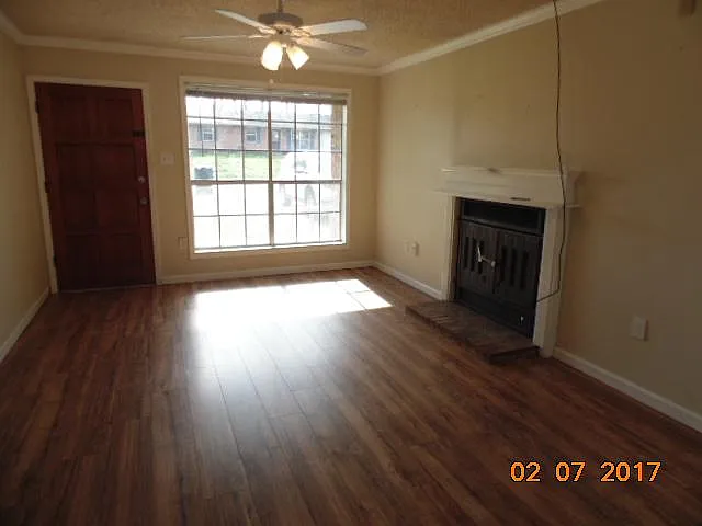 Building Photo - 2611 Boxwood Dr