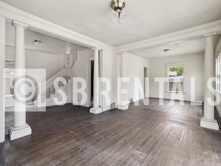 135 E Bowman St — Photo 2