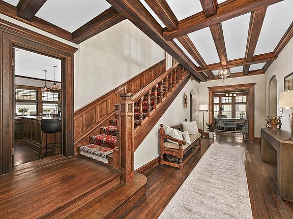 3rd image of 2928 E Kenwood BOULEVARD