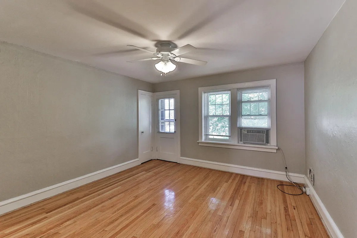 Living Room - 1401 Woodland Dr #C