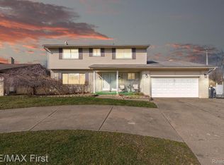 37653 Pocahontas Dr, Clinton Township, MI 48036
