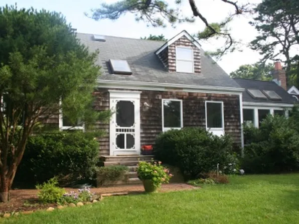 https://photos.zillowstatic.com/fp/9cf9f5b1dab13288173ca2a8b85b8052-p_e.webp