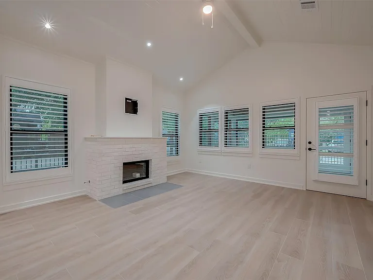 2702 Delano St — Photo 7
