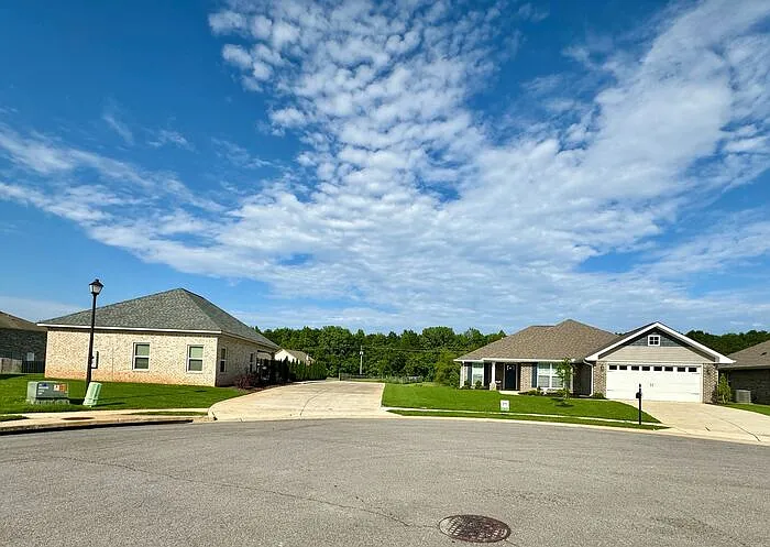 272 Abercorn Dr — Photo 3