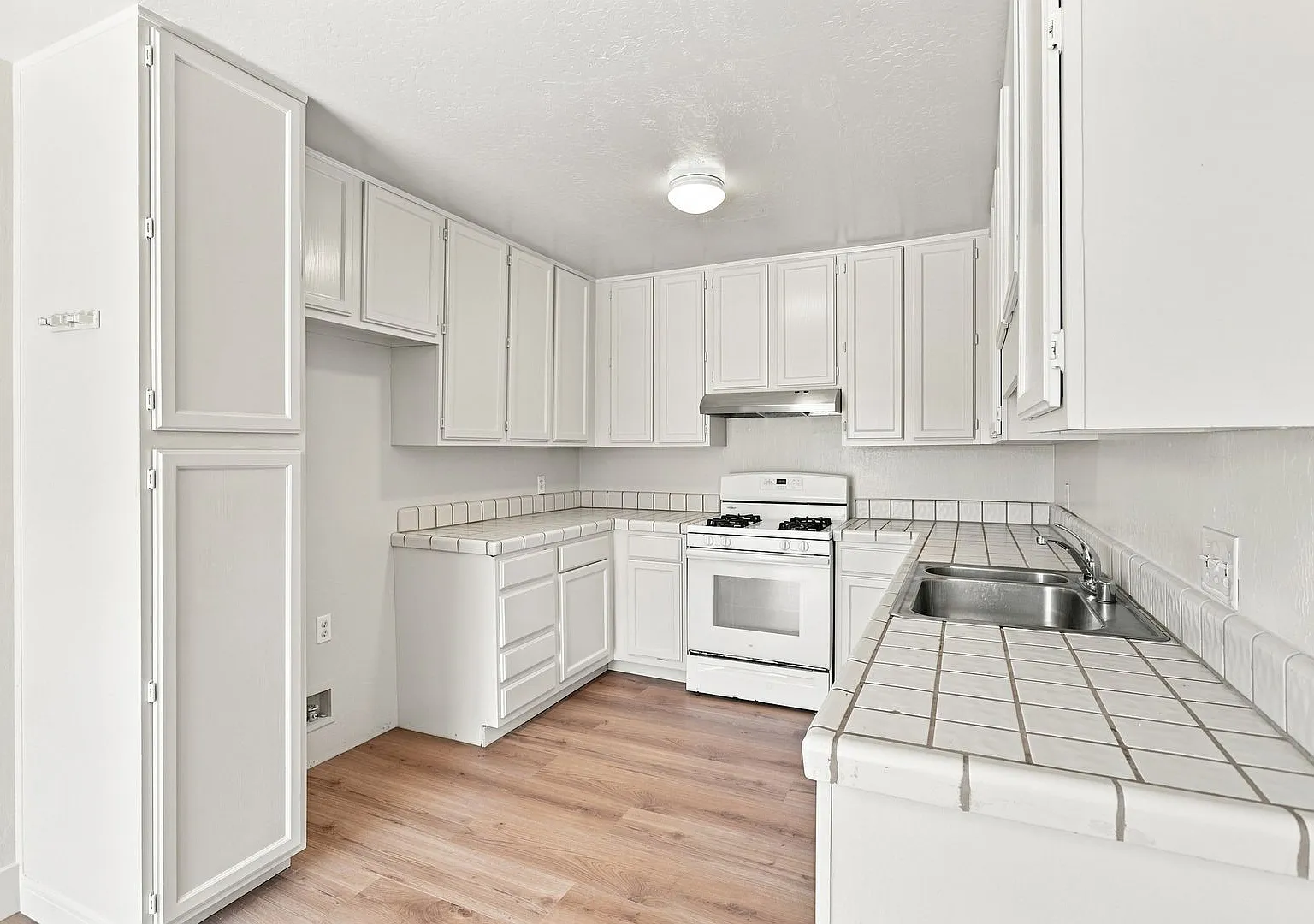 Updated Single Story Condominium — Photo 4