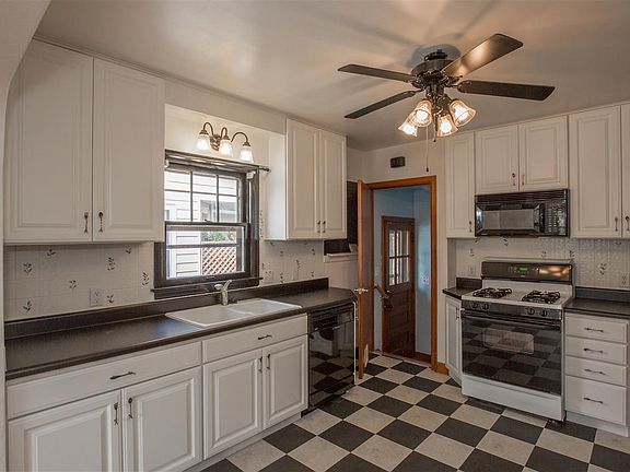 2nd image of 1610 W Lombard St