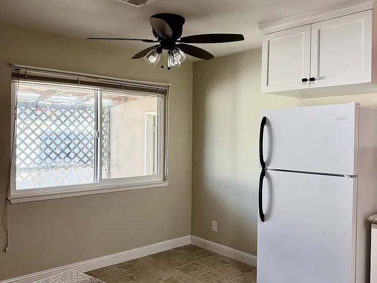 Eat-in kitchen dining area with ceiling fan