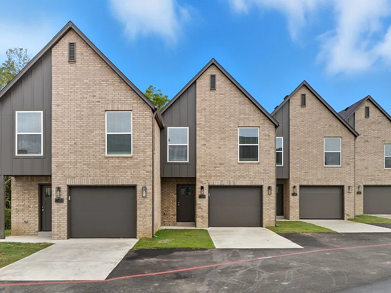 Now offering One & Half Month Free Rent *Advertised Rate is Reflective of Special Offer!* — Photo 79