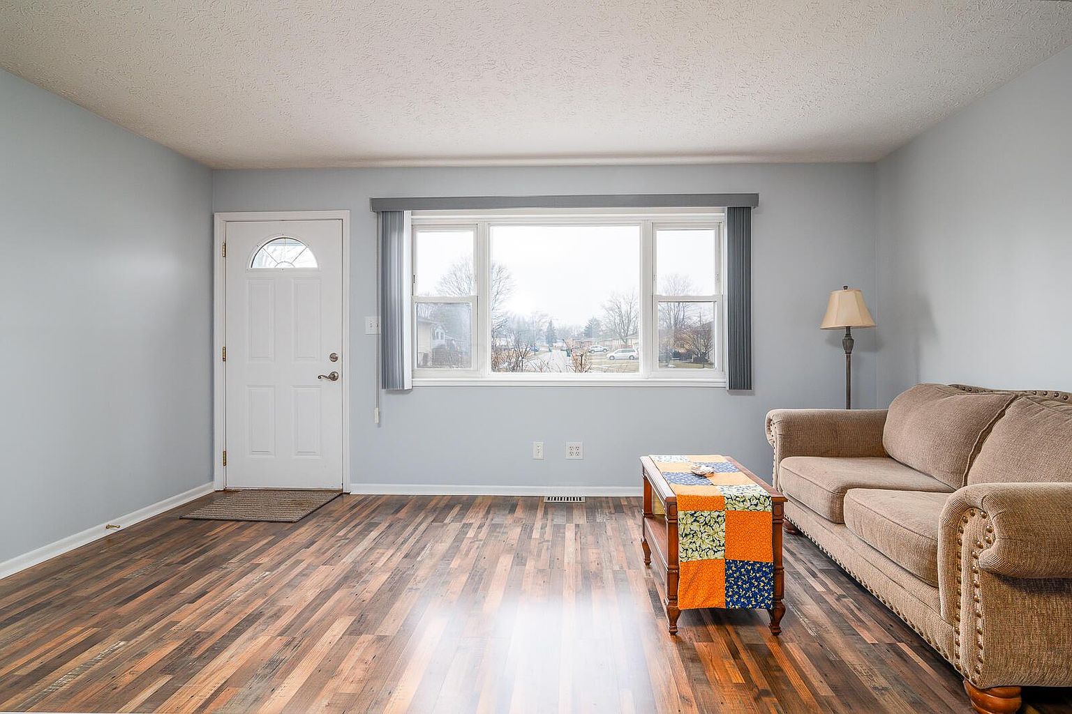 Listing photo 5 for 585 Hillsdale Dr