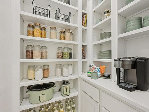 Elliot Pantry
