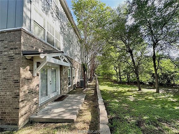 2nd image of 1725 Harvey Mitchell Pkwy S APT 215